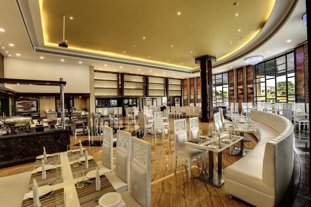 Golden Chariot Vasai Hotel Екстер'єр фото