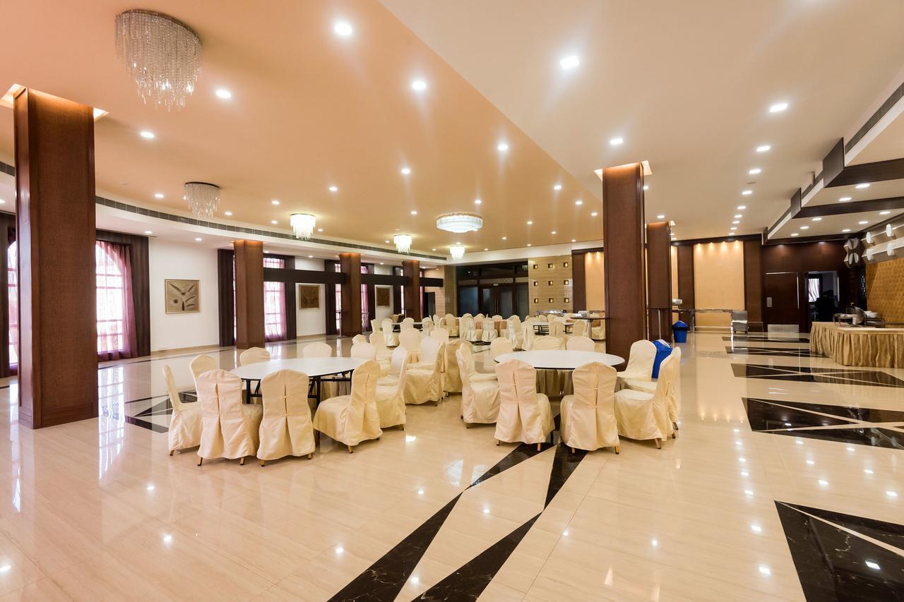 Golden Chariot Vasai Hotel Екстер'єр фото
