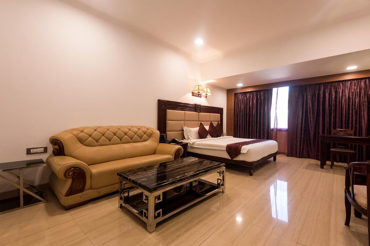 Golden Chariot Vasai Hotel Екстер'єр фото