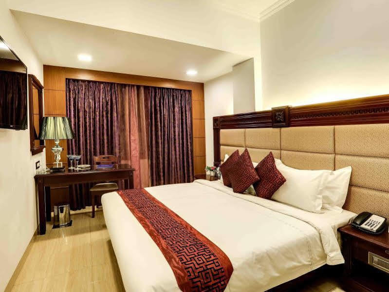 Golden Chariot Vasai Hotel Екстер'єр фото