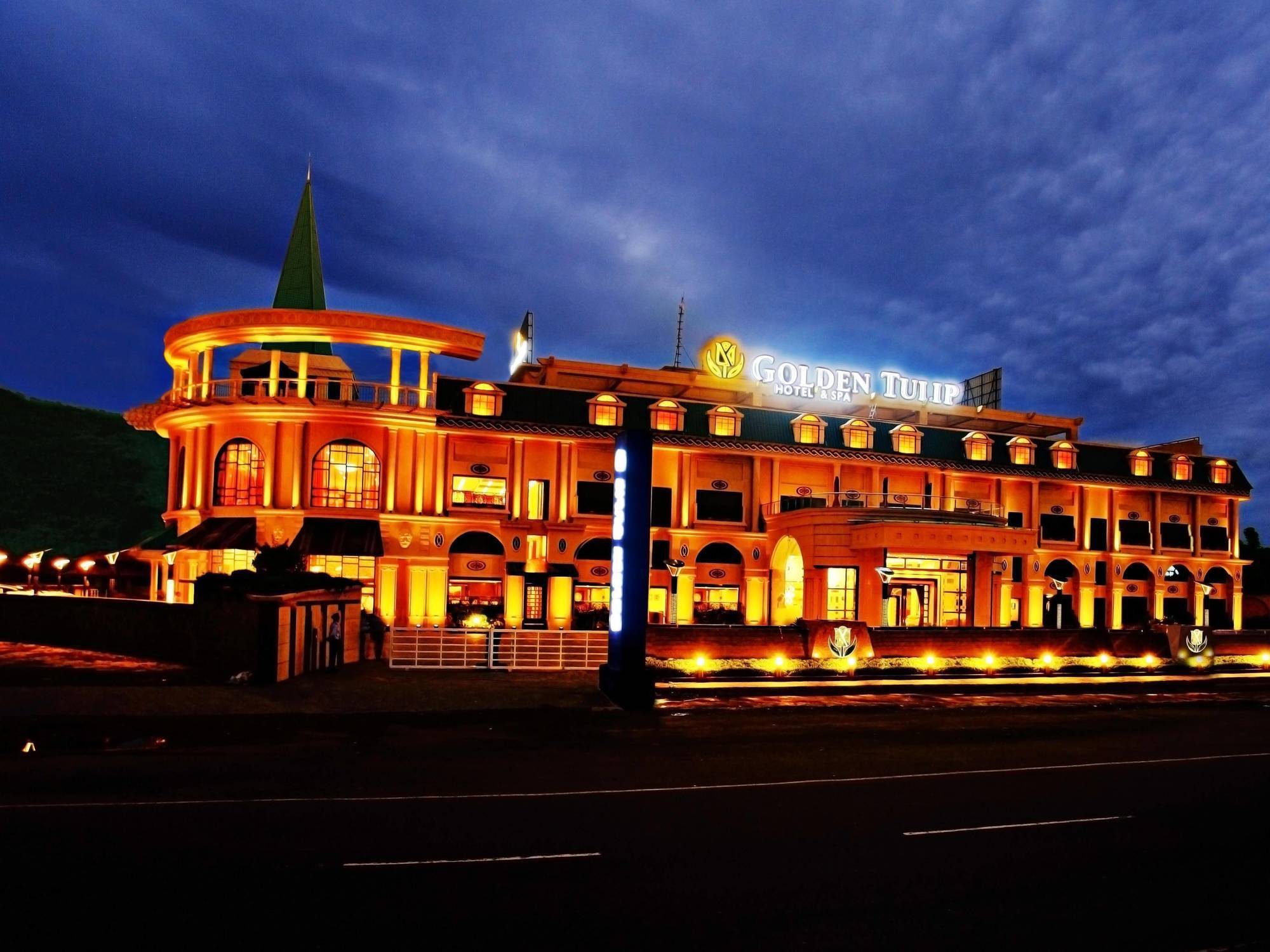 Golden Chariot Vasai Hotel Екстер'єр фото