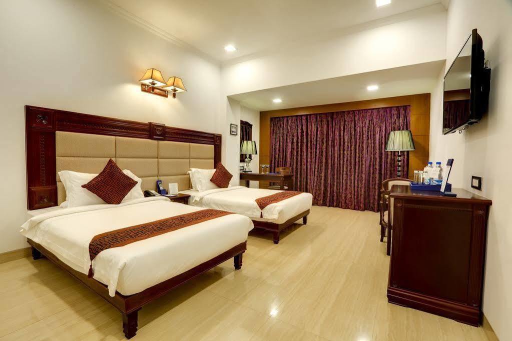 Golden Chariot Vasai Hotel Екстер'єр фото