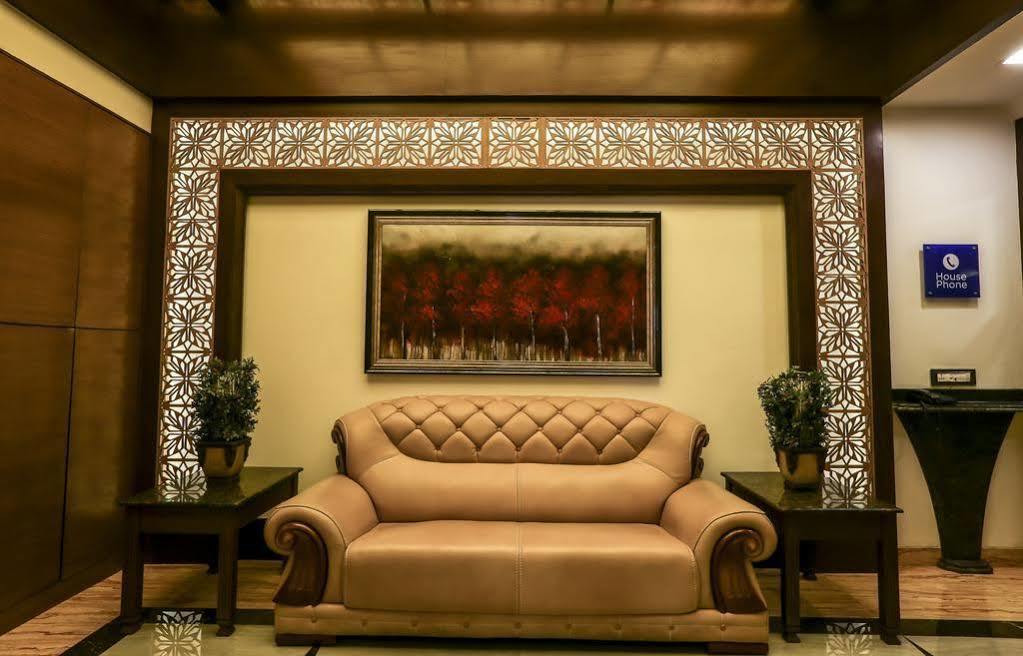 Golden Chariot Vasai Hotel Екстер'єр фото