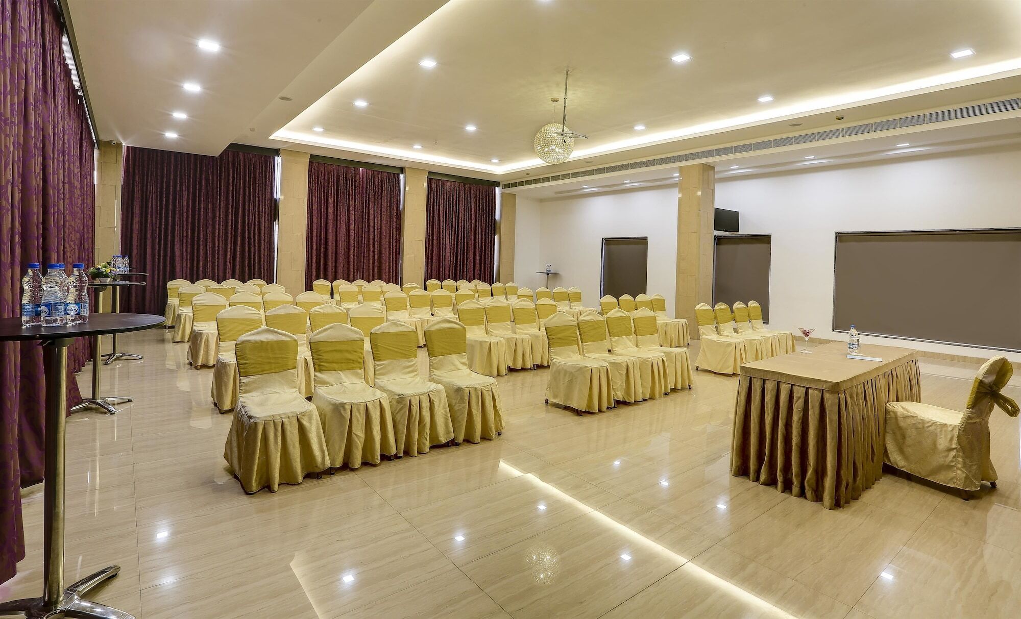 Golden Chariot Vasai Hotel Екстер'єр фото